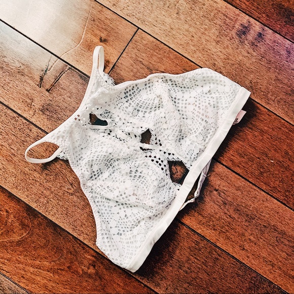 Victoria's Secret Other - 4for$25 Victoria’s Secret Scallop High Neck Bra